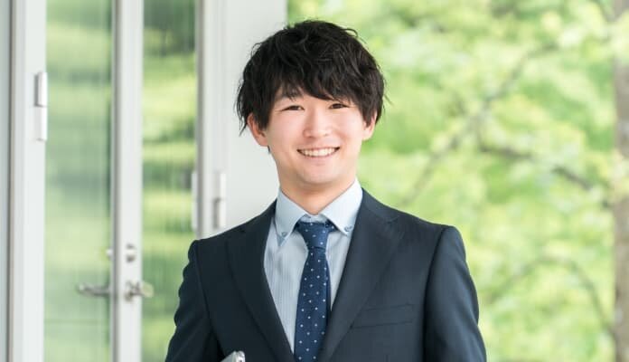 スーツを着た男性の画像